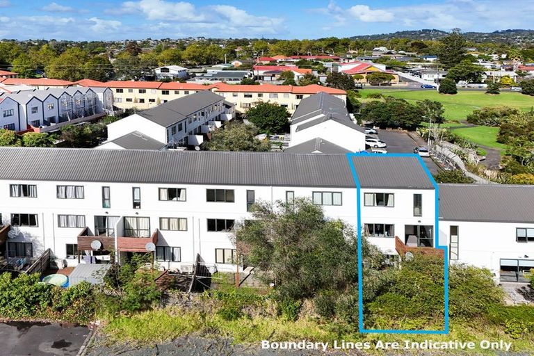 Photo of property in Lynn Park Terrace, 7/12 Ambrico Place, New Lynn, Auckland, 0600