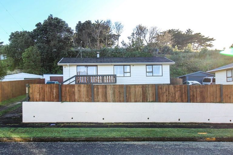 Photo of property in 32 Owhiti Street, Titahi Bay, Porirua, 5022