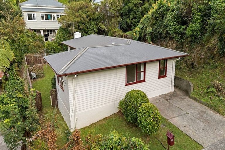Photo of property in 23 Governor Road, Northland, Wellington, 6012