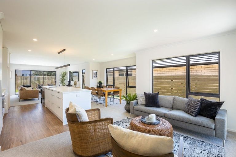 Photo of property in 8 Oakmont Crescent, Waiwhakaiho, New Plymouth, 4312