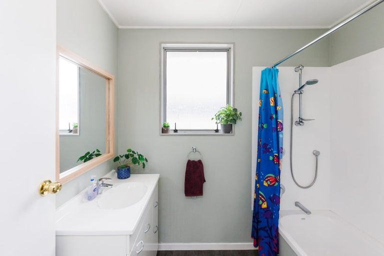 Photo of property in 28 Escort Grove, Awapuni, Palmerston North, 4412