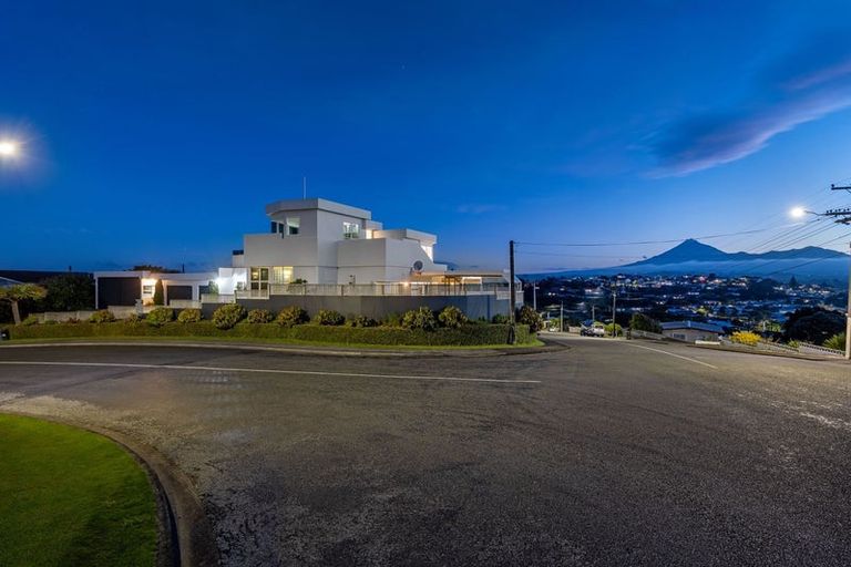 Photo of property in 2 Findlay Street, Moturoa, New Plymouth, 4310