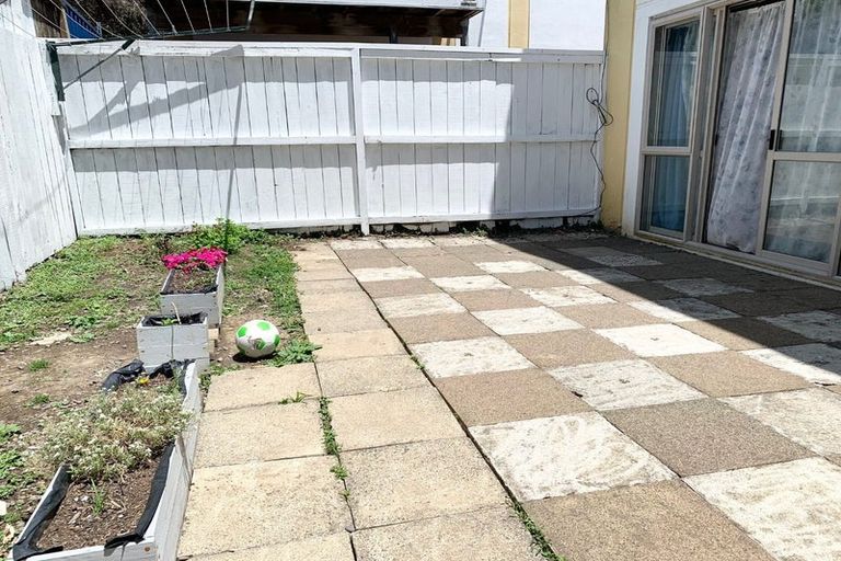 Photo of property in Emery Gardens, 7/4 Ambrico Place, New Lynn, Auckland, 0600