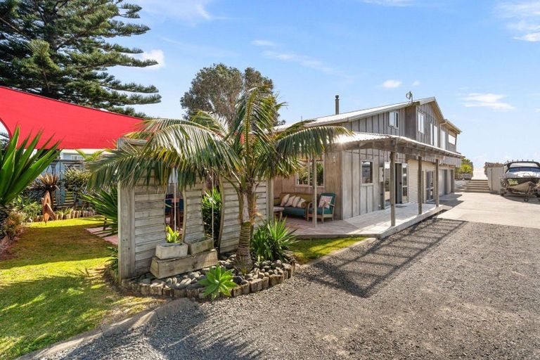Photo of property in 10 Hall Road, Pataua North, Whangarei, 0175