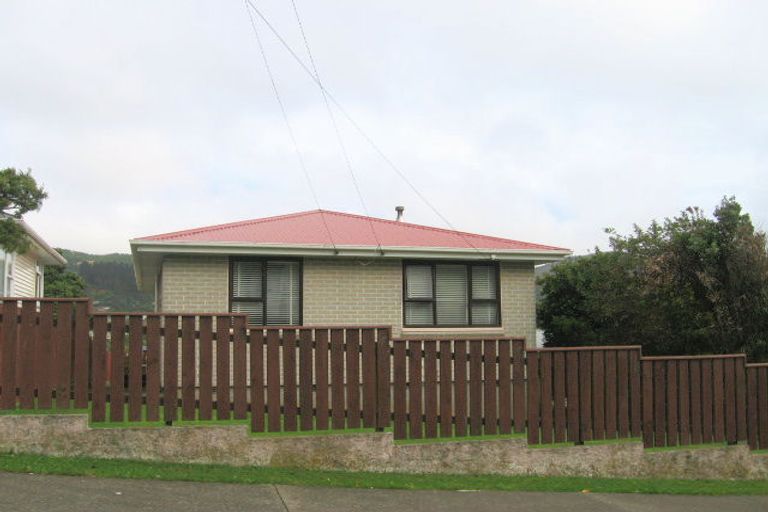 Photo of property in 76 Taylor Terrace, Tawa, Wellington, 5028