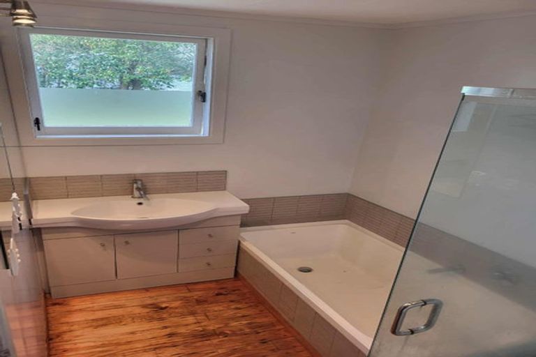 Photo of property in 50 Gossamer Drive, Pakuranga Heights, Auckland, 2010