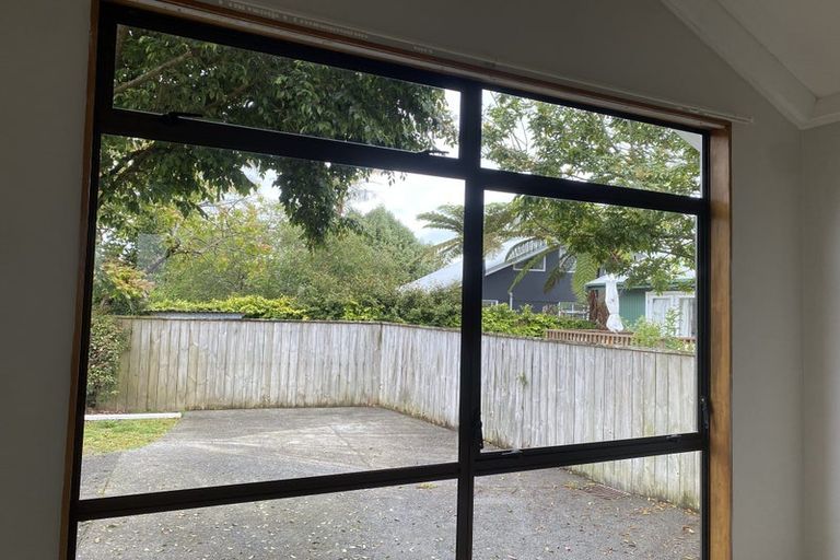 Photo of property in 5/25a Beach Road, Te Atatu Peninsula, Auckland, 0610