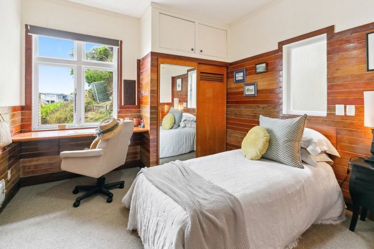 Photo of property in 140 The Esplanade, Houghton Bay, Wellington, 6023