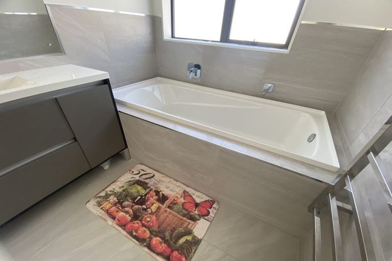 Photo of property in 4 Frank Newton Road, Swanson, Auckland, 0614