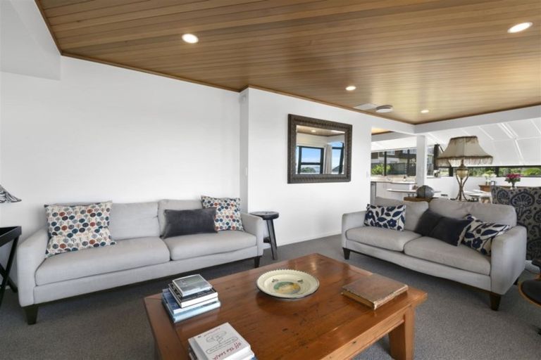 Photo of property in 2/11 Seaview Road, Castor Bay, Auckland, 0620