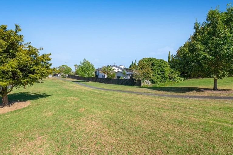 Photo of property in 39 Totaravale Drive, Totara Vale, Auckland, 0629