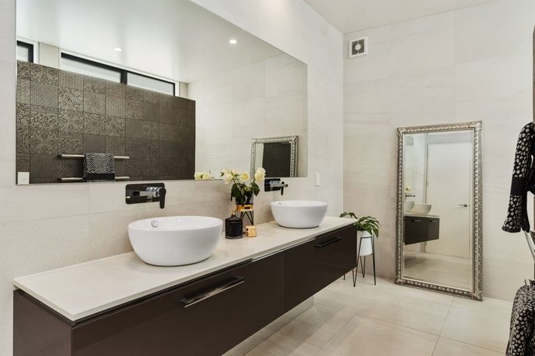 Photo of property in 4c Beach Road, Castor Bay, Auckland, 0620