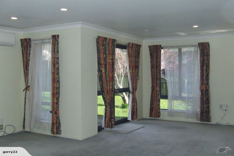 Photo of property in 8 Coupland Court, Glendene, Auckland, 0602