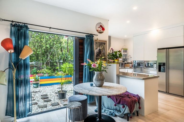 Photo of property in 6a Tallington Crescent, Torbay, Auckland, 0630