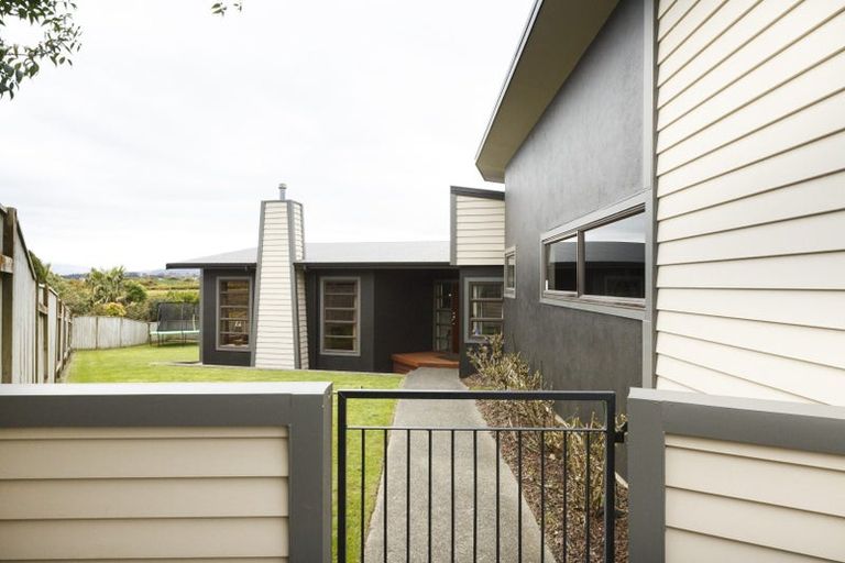 Photo of property in 28 Johnstone Drive, Fitzherbert, Palmerston North, 4410