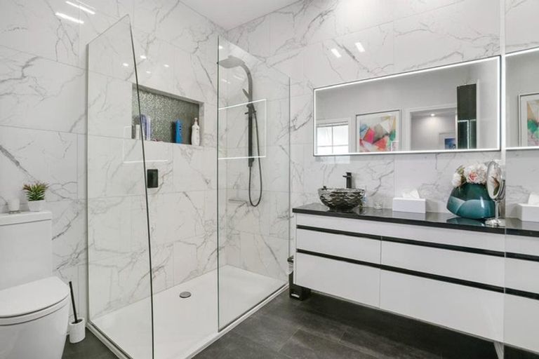 Photo of property in 11 Rifleman Rise, Unsworth Heights, Auckland, 0632