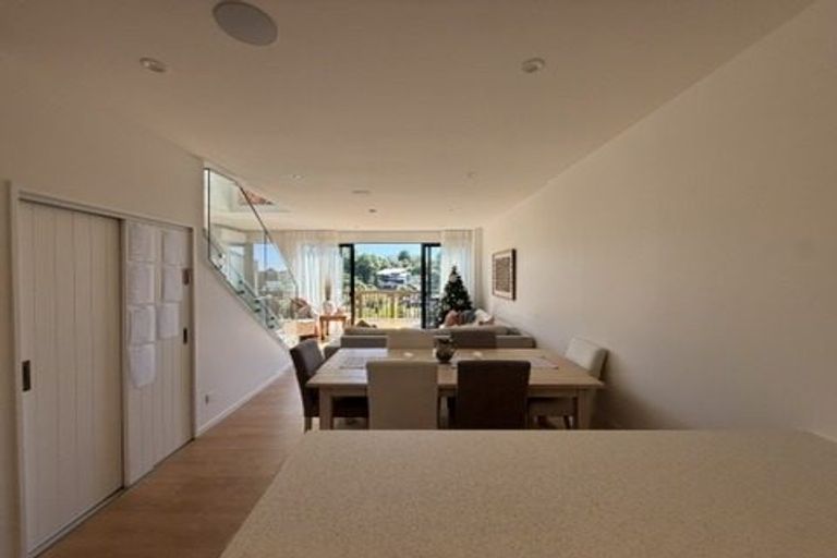 Photo of property in 905e East Coast Road, Northcross, Auckland, 0632