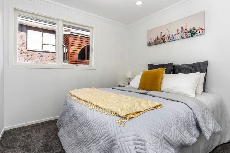 Photo of property in 2/4202a Great North Road, Glendene, Auckland, 0602