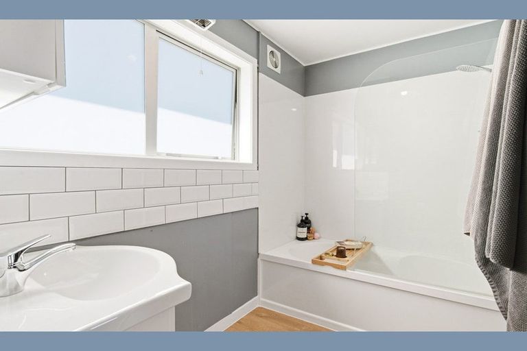 Photo of property in 12 Middlesex Place, Northland, Wellington, 6012