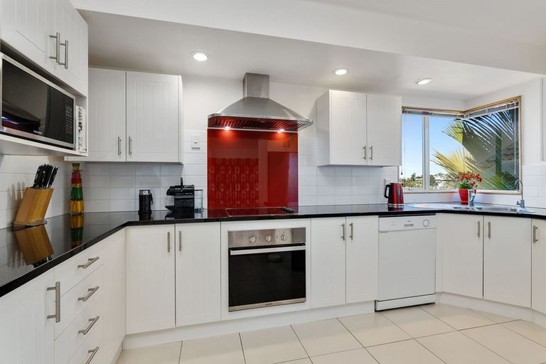Photo of property in 8 Caversham Drive, Torbay, Auckland, 0630