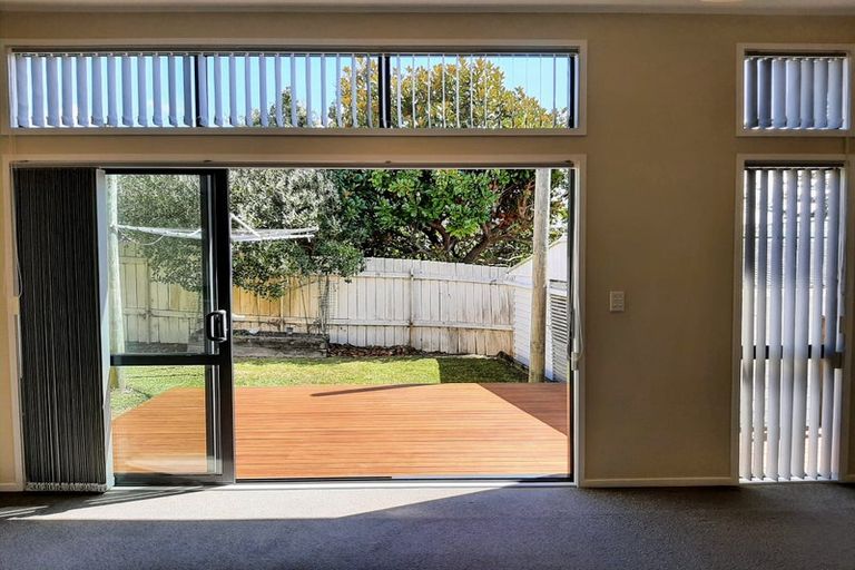 Photo of property in 39 Divich Avenue, Te Atatu South, Auckland, 0610