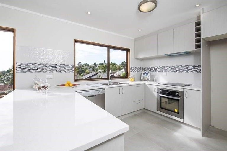 Photo of property in 1 Lynngate Place, Hillcrest, Auckland, 0627