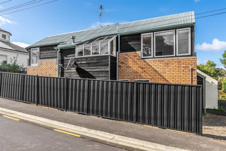 Photo of property in 1/2a Spring Street, Devonport, Auckland, 0624