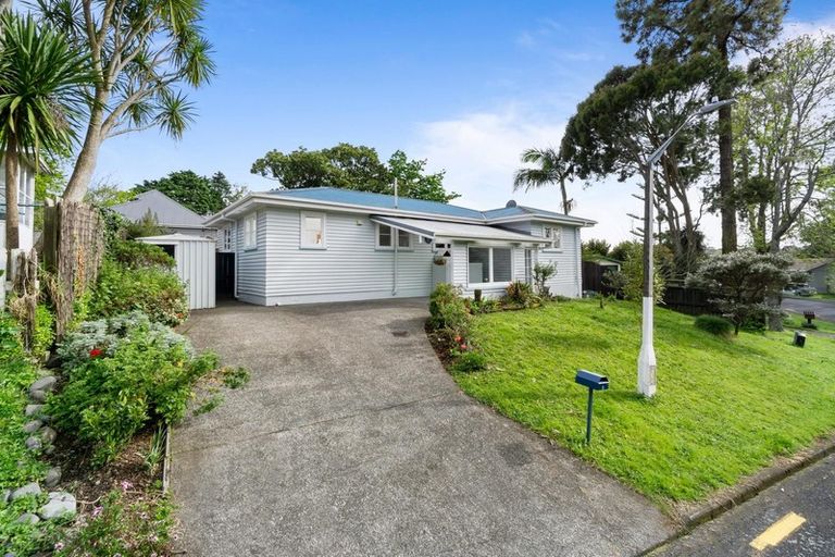 Photo of property in 2 Serwayne Place, Sunnyvale, Auckland, 0612