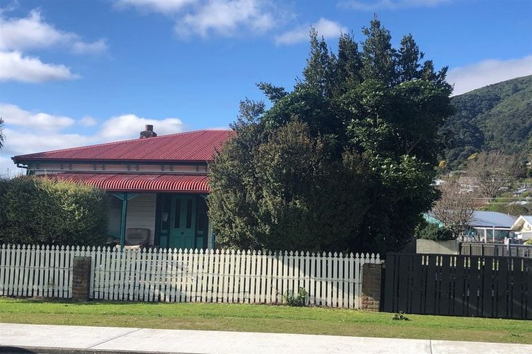 Photo of property in 24 Devon Street, Picton, 7220