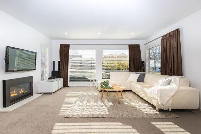 Photo of property in 84 Lake Panorama Drive, Henderson Valley, Auckland, 0612