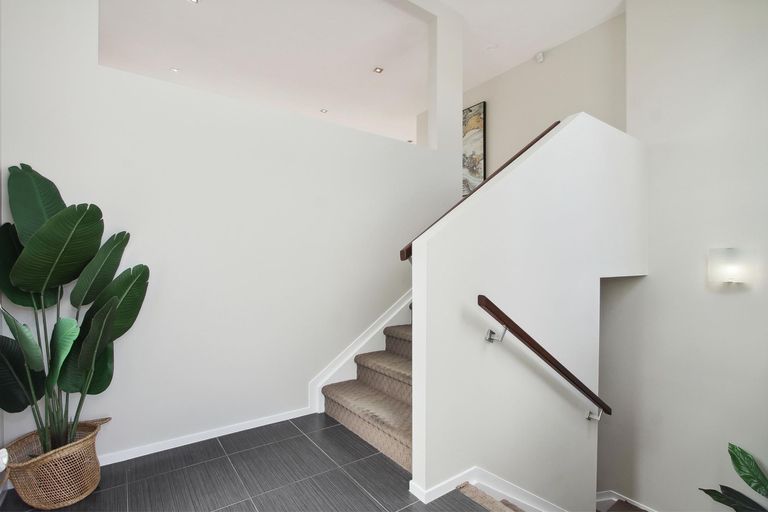 Photo of property in 4a Korotaha Terrace, Rothesay Bay, Auckland, 0630