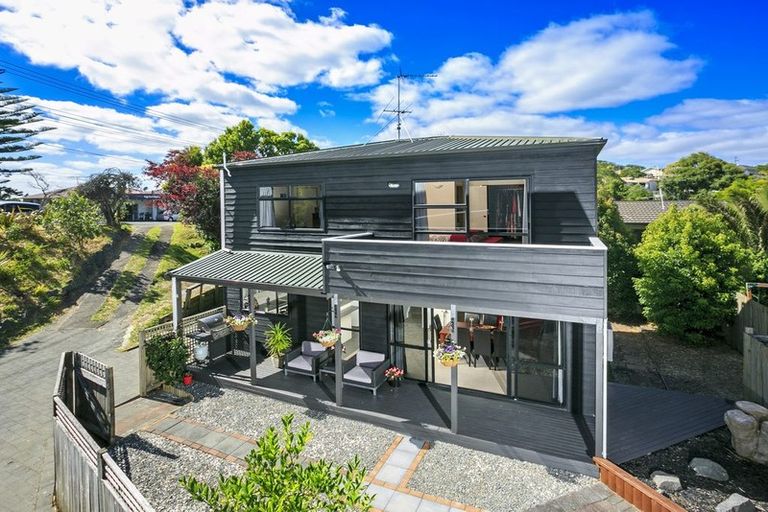 Photo of property in 2/182 Queen Street, Northcote Point, Auckland, 0627