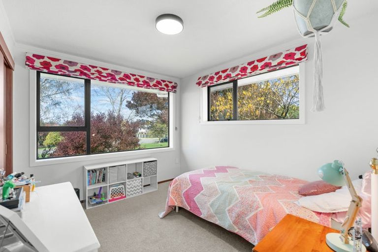 Photo of property in 42 Camberwell Place, Avonhead, Christchurch, 8042