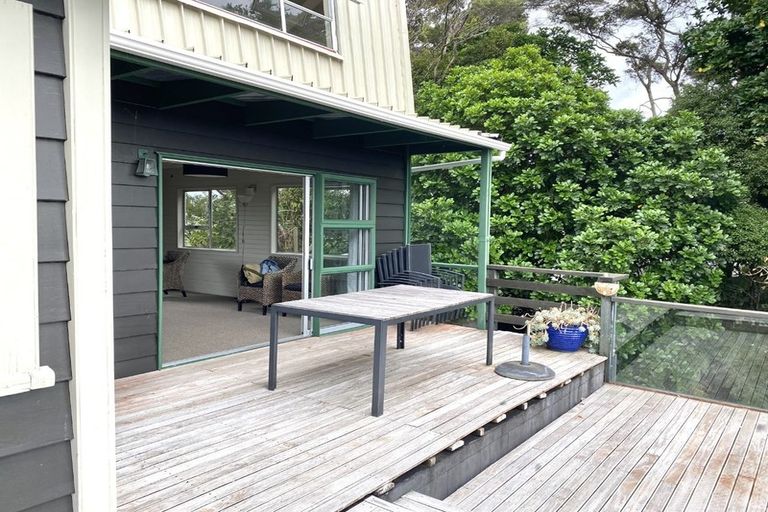 Photo of property in 8 Arapito Road, Titirangi, Auckland, 0604