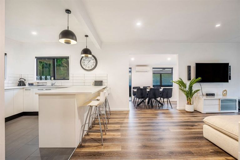 Photo of property in 6 Tawari Road, Henderson Valley, Auckland, 0612