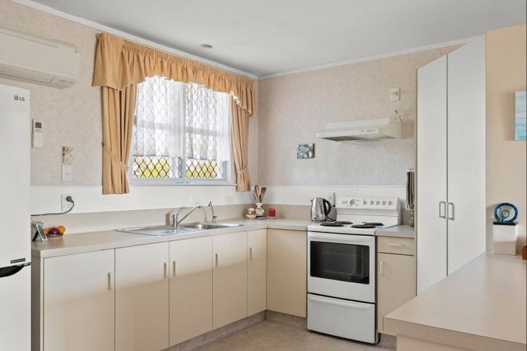 Photo of property in Orange Grove Flats, 2/549 Childers Road, Te Hapara, Gisborne, 4010