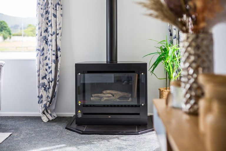 Photo of property in 10 Grimsby Grove, Wainuiomata, Lower Hutt, 5014