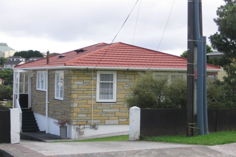 Photo of property in 5 Warrington Grove, Newlands, Wellington, 6037