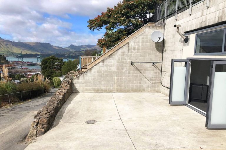 Photo of property in 33 Hawkhurst Road, Lyttelton, 8082