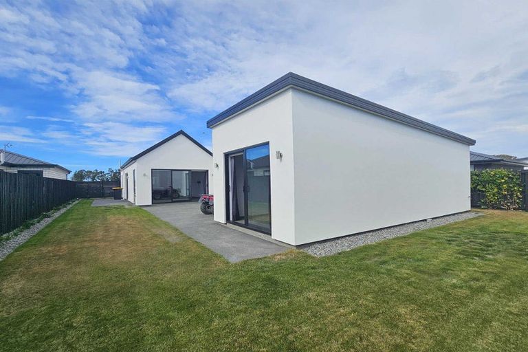 Photo of property in 2/21 Blakes Road, Belfast, Christchurch, 8051