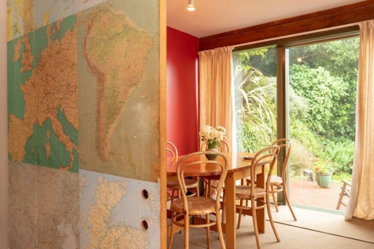 Photo of property in 22 Fortification Road, Karaka Bays, Wellington, 6022