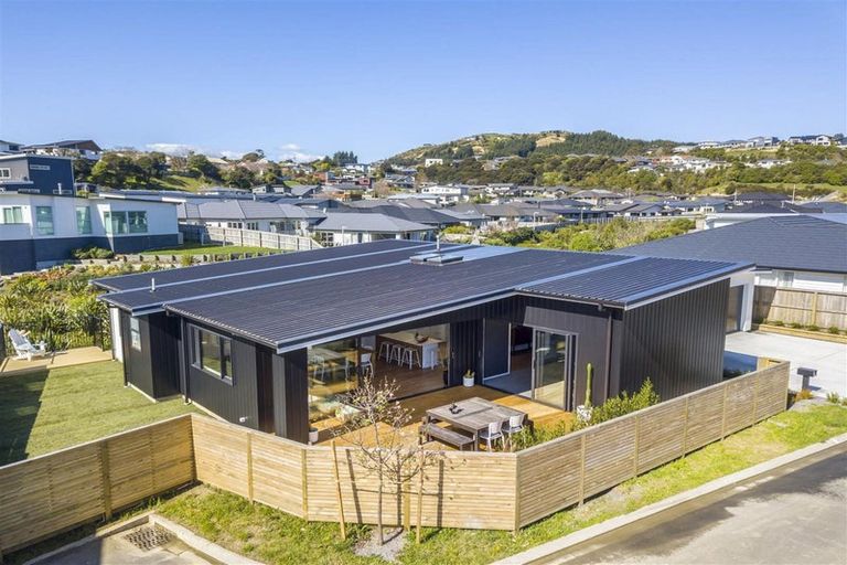 Photo of property in 6 Cartographer Way, Whitby, Porirua, 5024