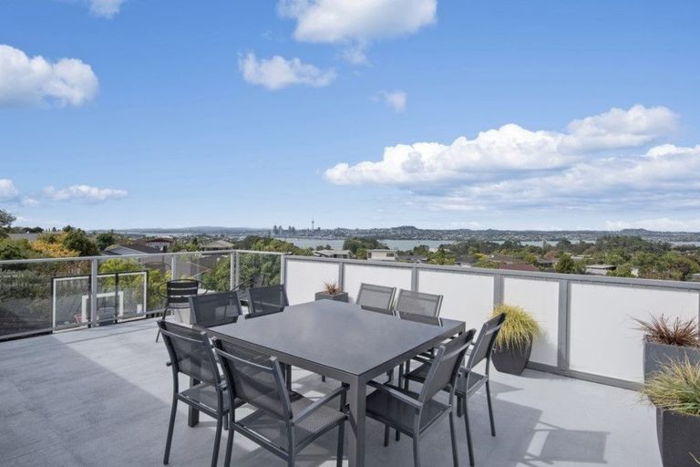 Photo of property in 21 Chelsea View Drive, Chatswood, Auckland, 0626