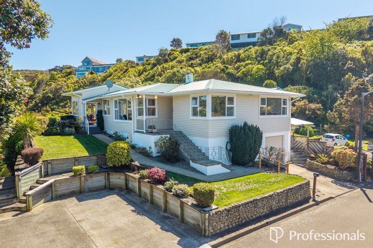 Photo of property in 14 Bushey Way, Maungaraki, Lower Hutt, 5010