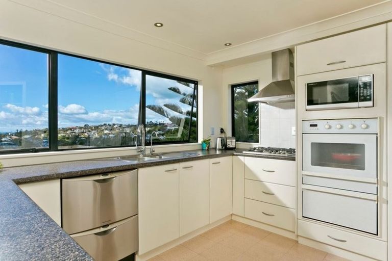 Photo of property in 2/10 Kiteroa Terrace, Rothesay Bay, Auckland, 0630