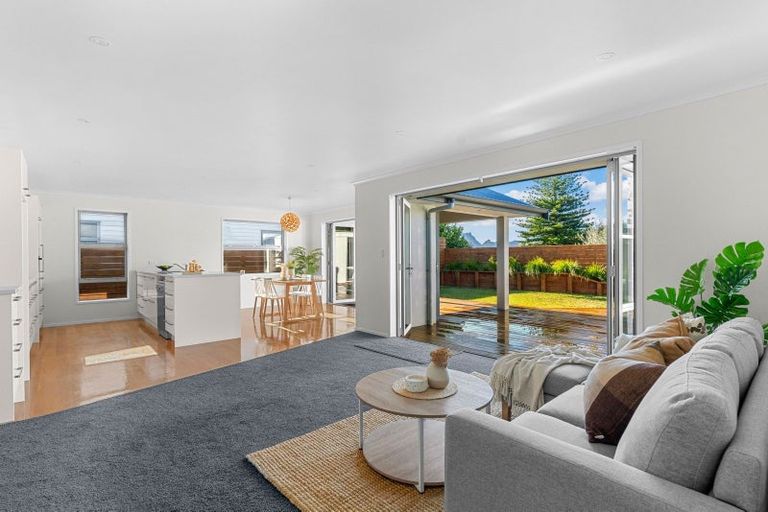 Photo of property in 33 Karoro Road, One Tree Point, 0118