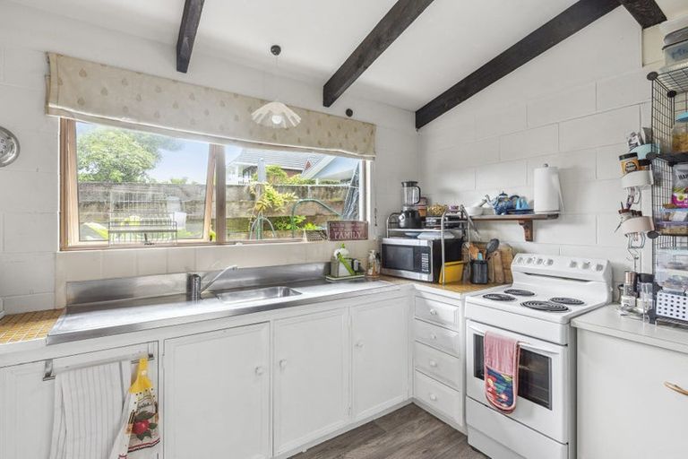 Photo of property in 15 Winara Avenue, Waikanae, 5036