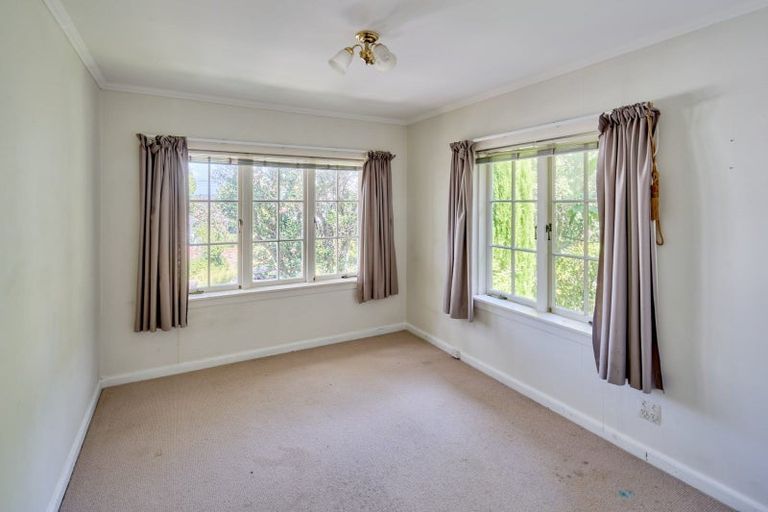 Photo of property in 2 Dillon Street, Lowry Bay, Lower Hutt, 5013