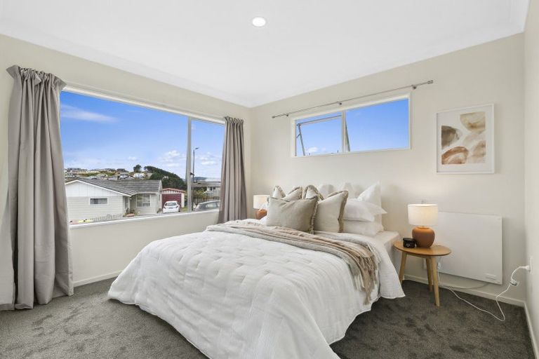 Photo of property in 17 Cheltenham Terrace, Newlands, Wellington, 6037