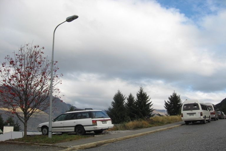 Photo of property in 136 Wynyard Crescent, Fernhill, Queenstown, 9300